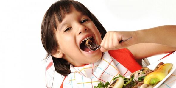 детето јаде зеленчук на диета со панкреатитис