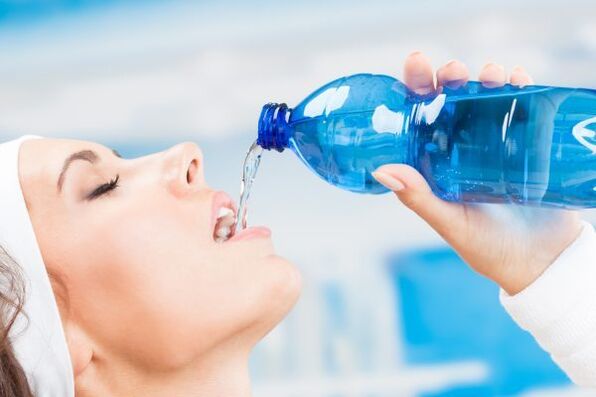 Можете да се ослободите од 5 килограми вишок тежина за една недела со пиење многу вода
